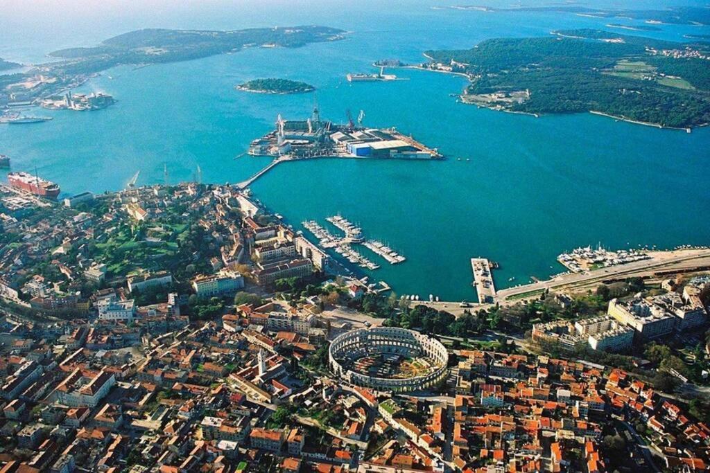 Apartman Levi Pula Exteriör bild